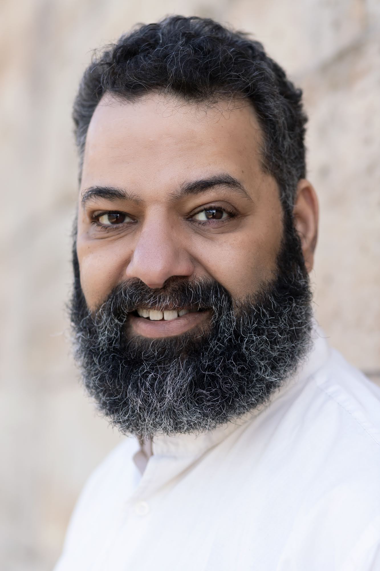 Portrait en extérieur de Frédérick 2 Baro (Photo @leregardanthea) 